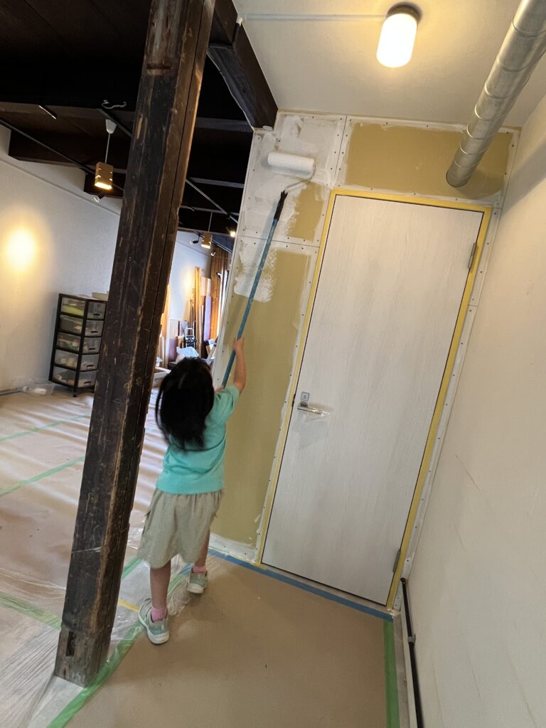 ヨシダ珈琲豆店 オープン前 ペンキ塗り風景