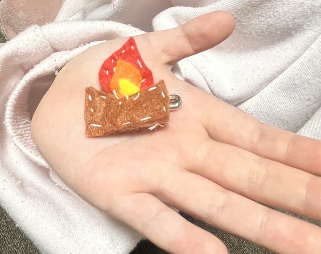 手作りバッチ
焚き火バッチ
フェルト
バッチしょうてん
小学2年生の手作り