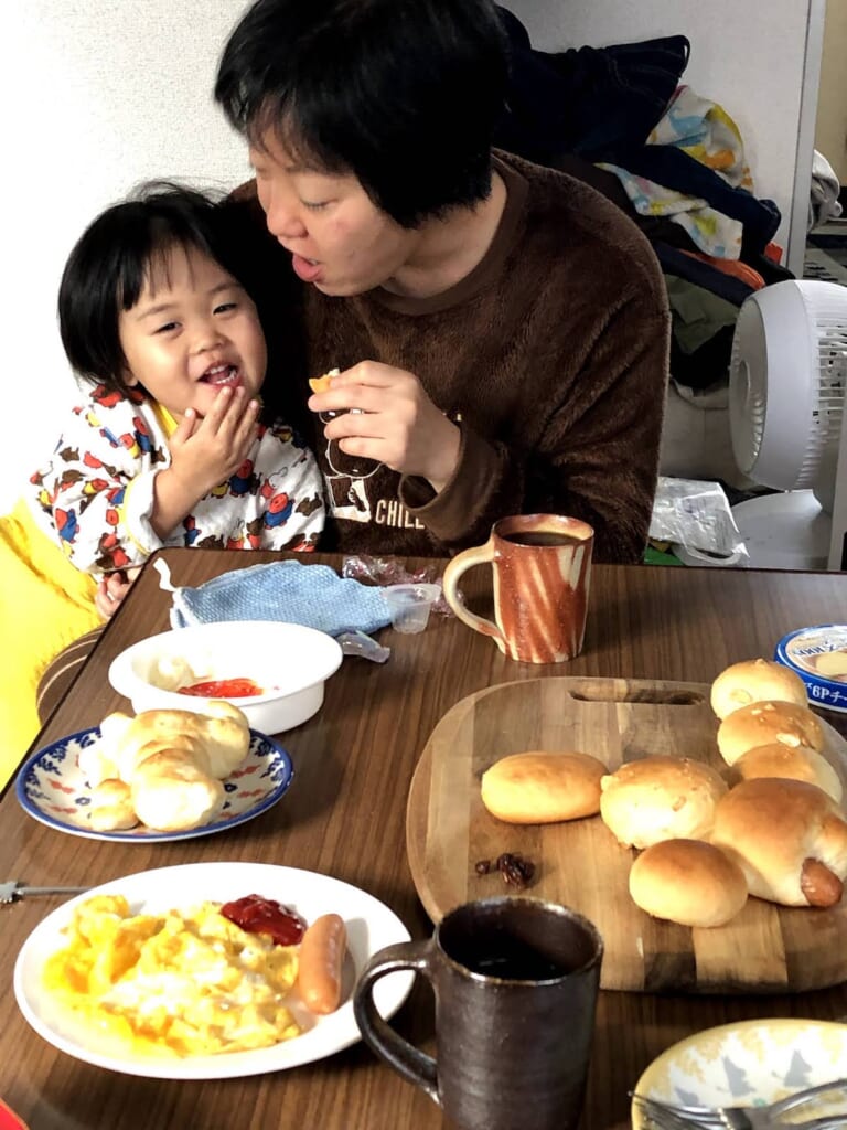 家族写真 朝ごはん ママとあかり