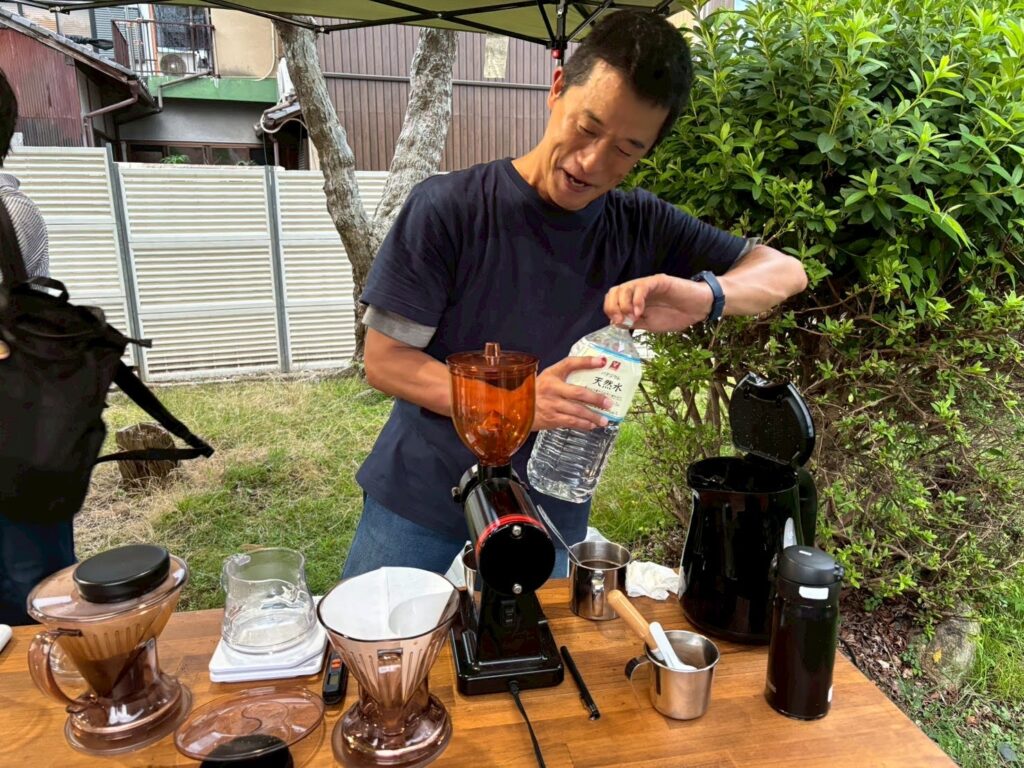 2025年奈良 八坂神社祇園祭 ヨシダ珈琲豆店 出店風景 笑うしかない龍太さん