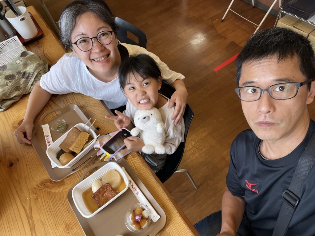 天神屋でお昼ご飯 家族写真 