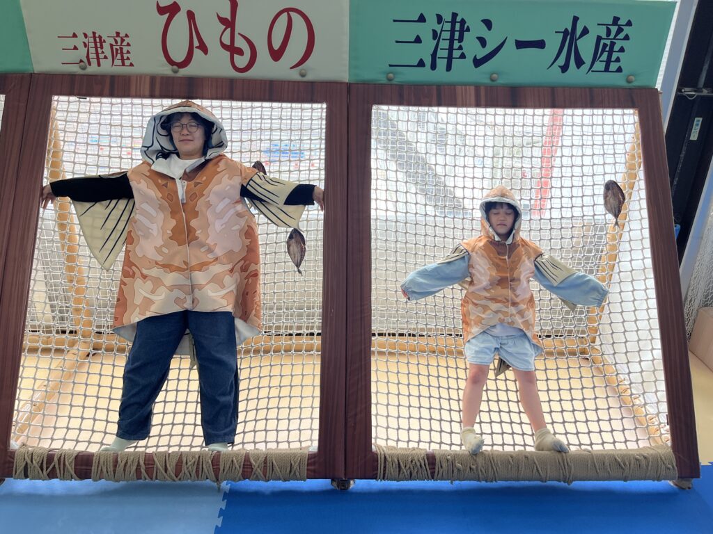 伊豆・三津シーパラダイス 「あじっこパラダイス」 干される親子 正面