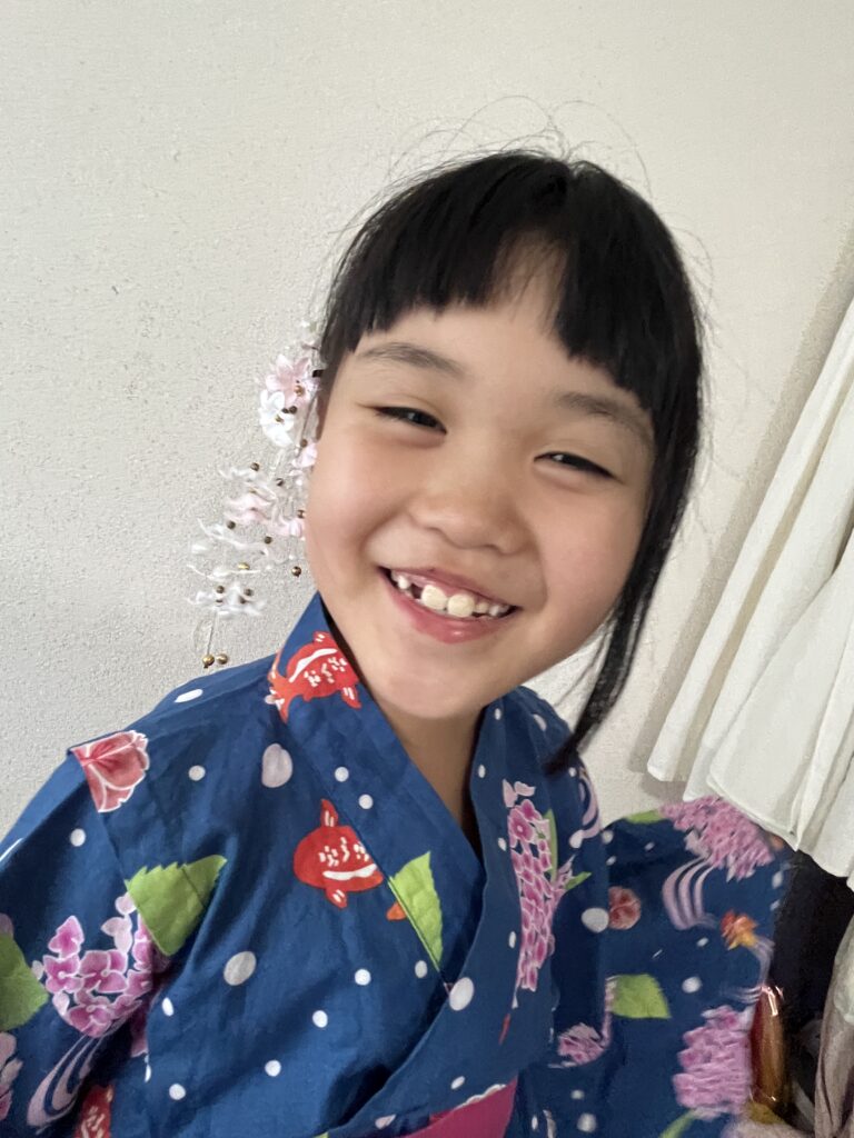 浴衣を着た7歳の娘