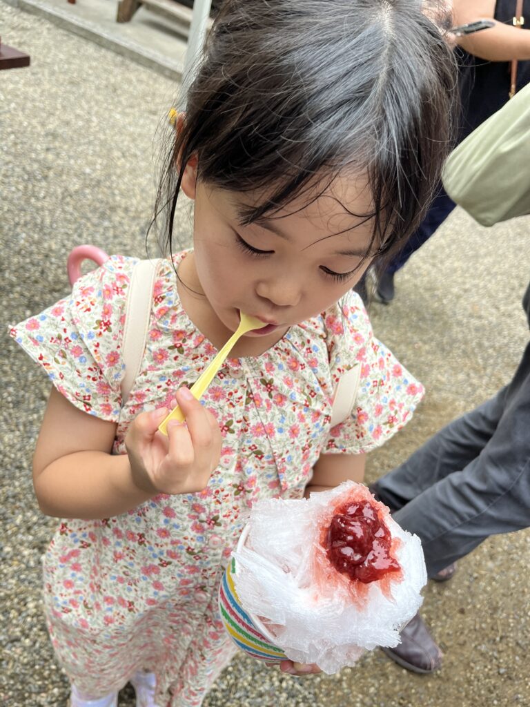 奈良 八坂神社祇園祭 かき氷を食べる娘