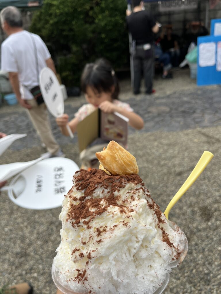 奈良 八坂神社祇園祭 ティラミス氷を食べるナンシー