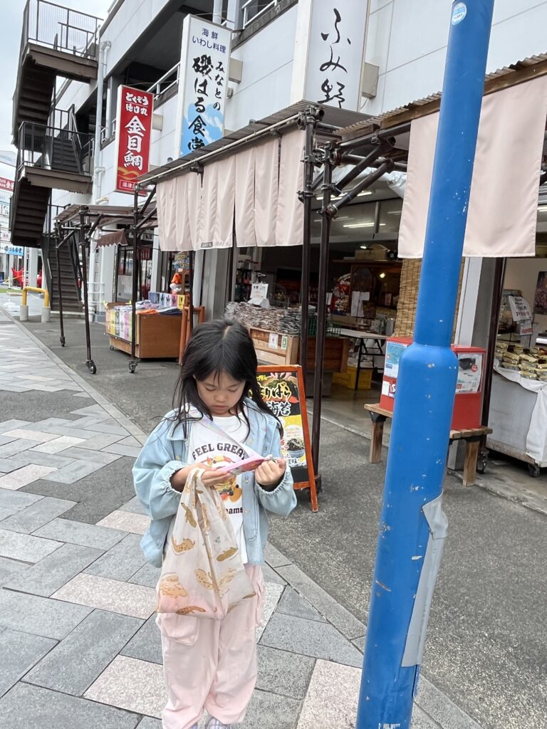 沼津港の敷石 写真を撮るあかり