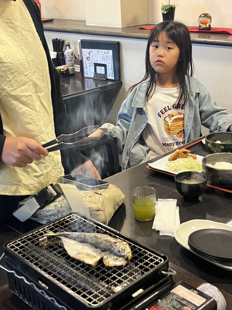 さすよ亭 アジの開きを焼く
