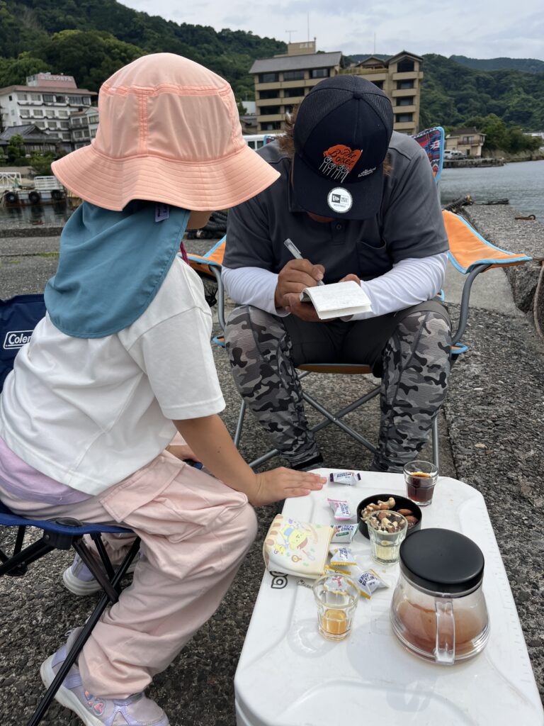 終えかけをするおっちゃんとあかり