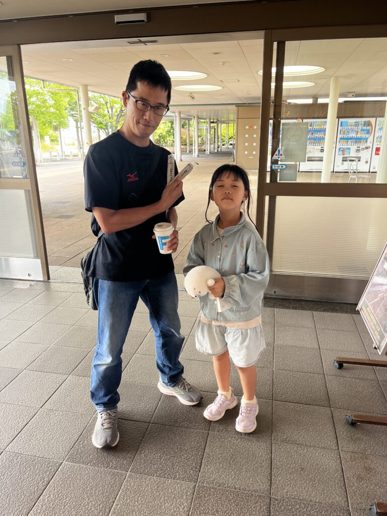 御在所SA 安永餅を持つ龍太さん 呆れるあかり