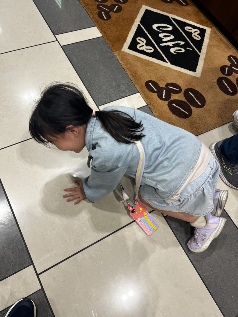 大爆笑するあかり