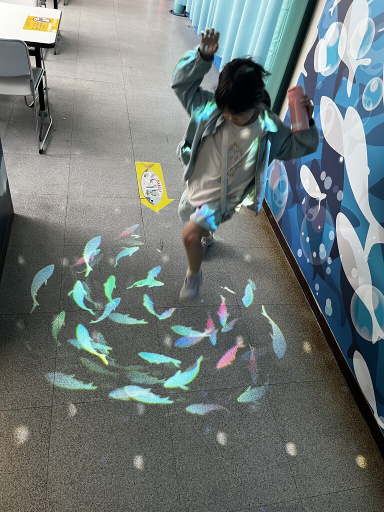 伊豆・三津シーパラダイス 光る魚の映像