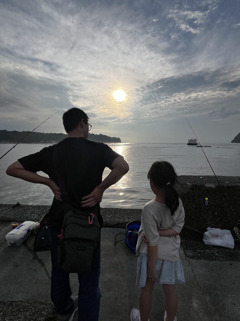 静岡県沼津 海を眺める親子