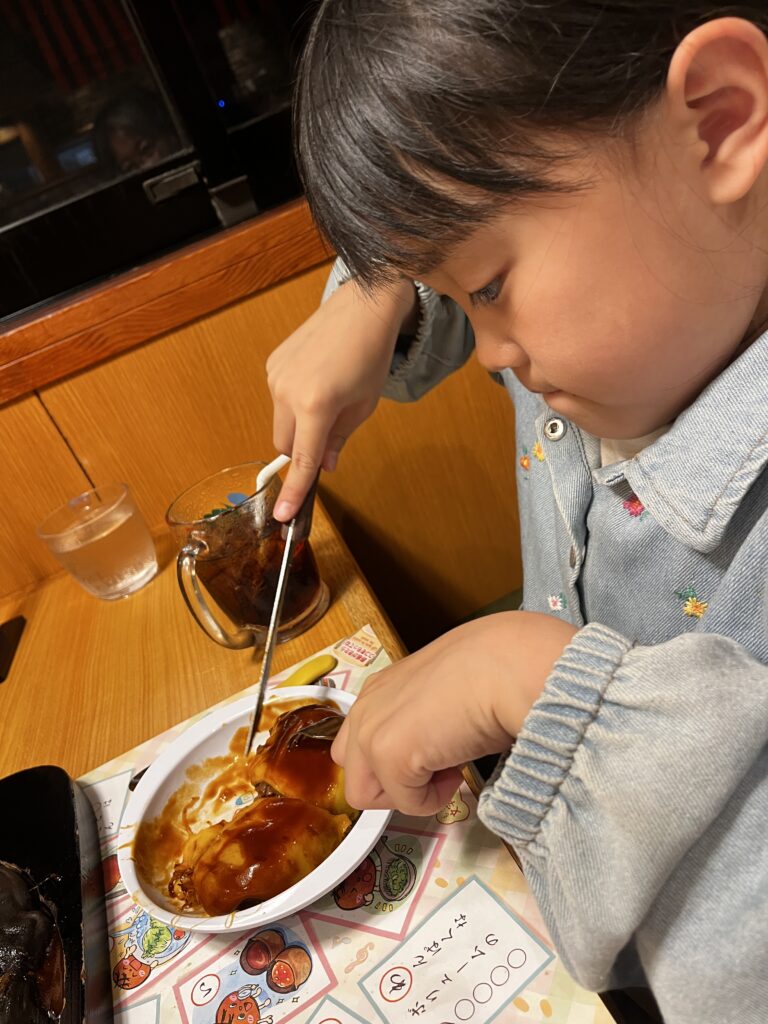 静岡 さわやか チーズハンバーグ お肉と格闘するあかり