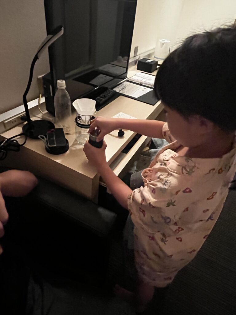 ホテルで珈琲を淹れる準備をするあかり
