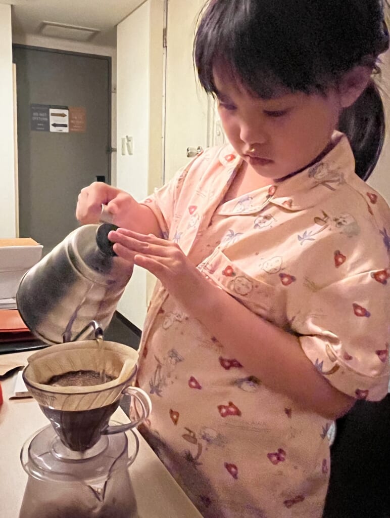 珈琲を淹れてくれている8歳の娘 静岡県のホテル