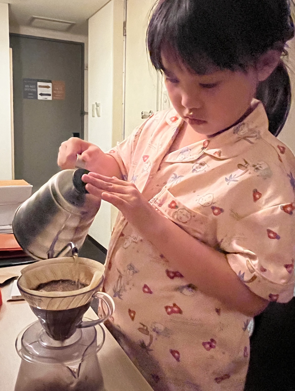 珈琲を淹れてくれている8歳の娘 静岡県のホテル