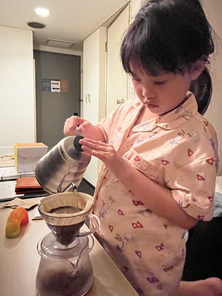 珈琲を淹れてくれている8歳の娘 静岡県のホテル