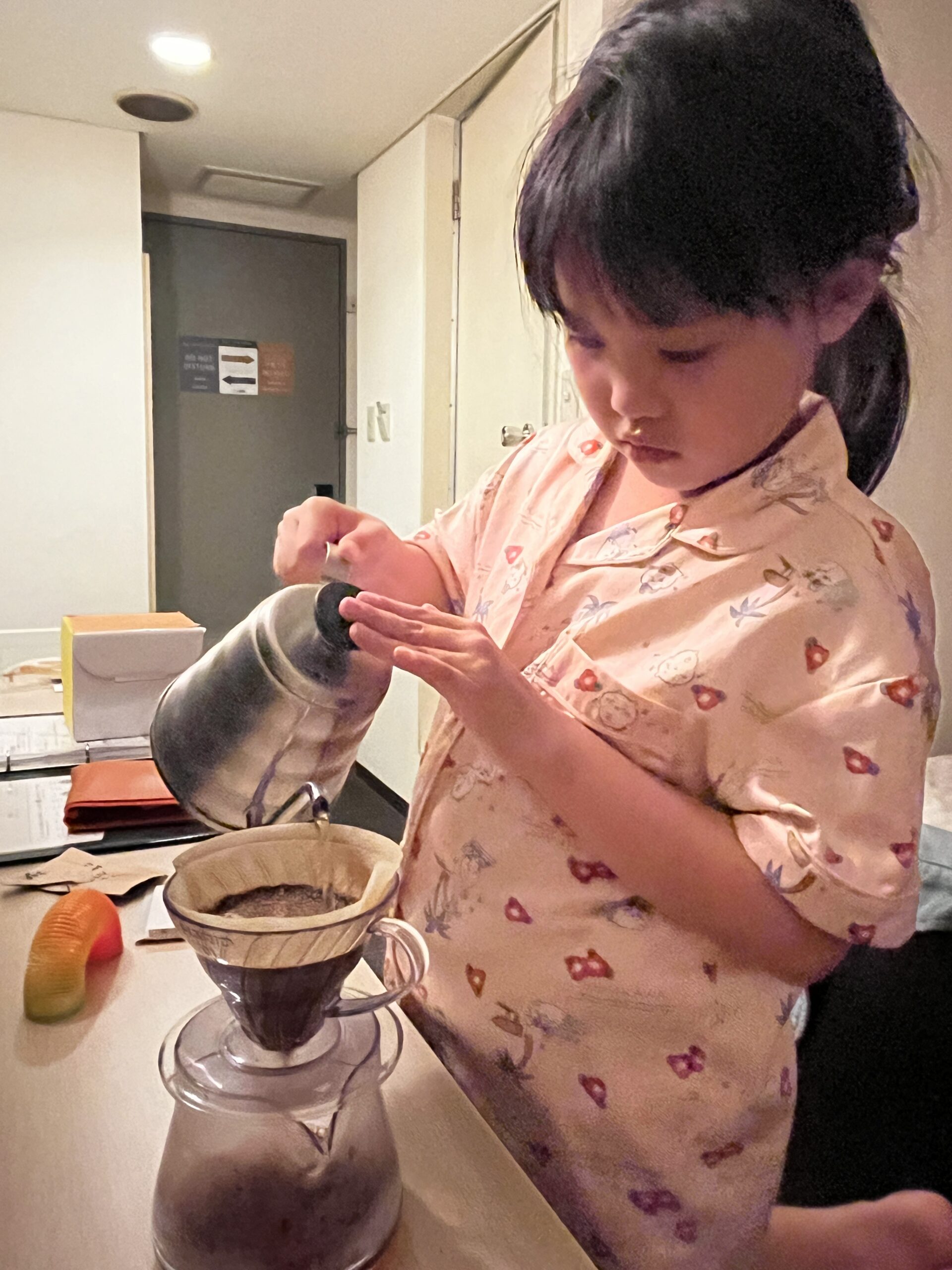 珈琲を淹れてくれている8歳の娘 静岡県のホテル