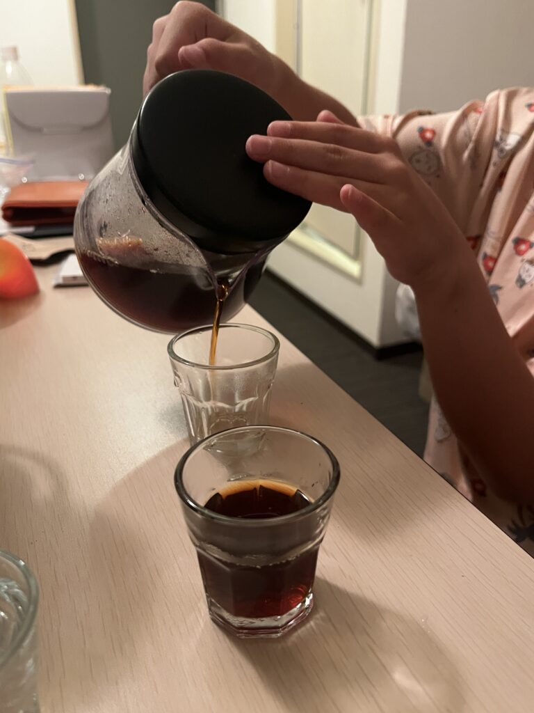 珈琲をカップに注ぐあかり。