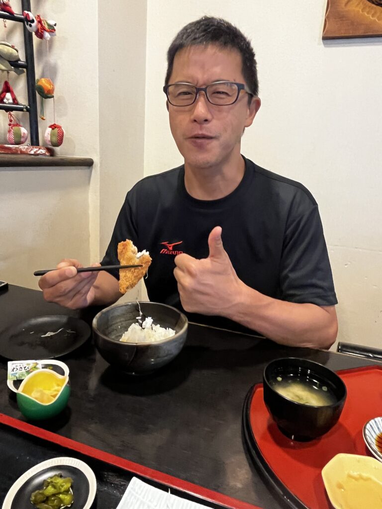アジの開きの美味しさに感動する龍太さん