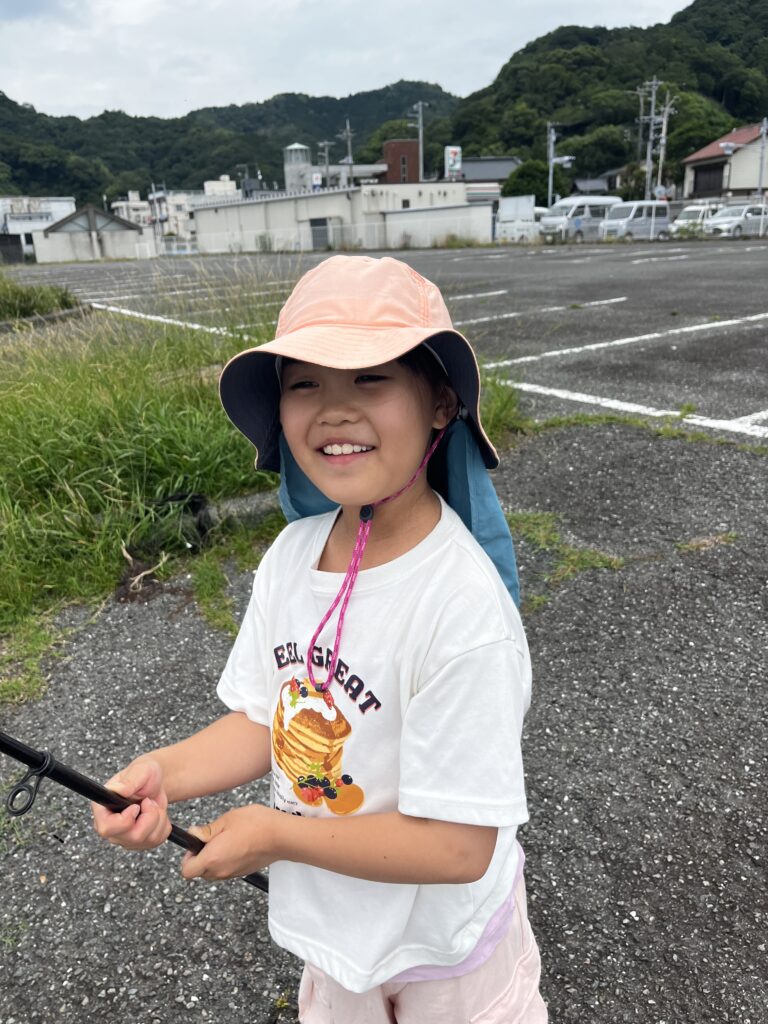 初めてお魚釣れて嬉しそうなあかり