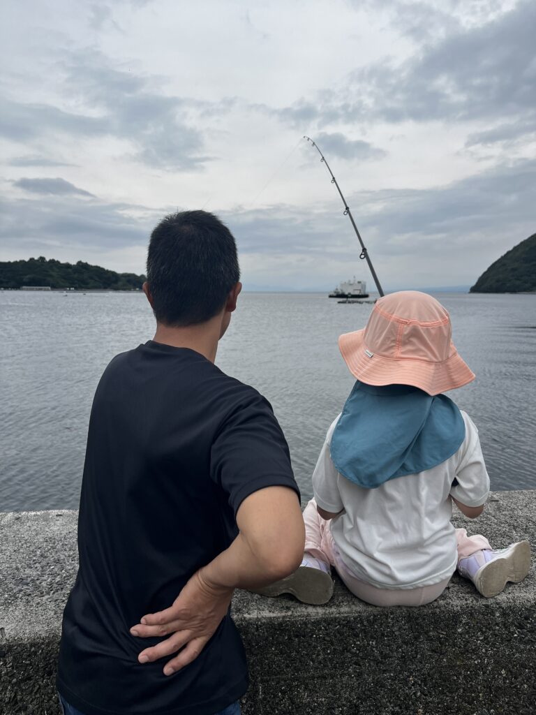 海釣りをする親子