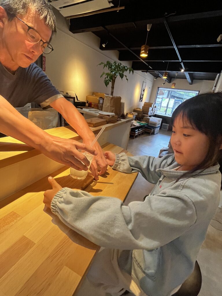 ヨシダ珈琲豆店 店内 カルピス提供