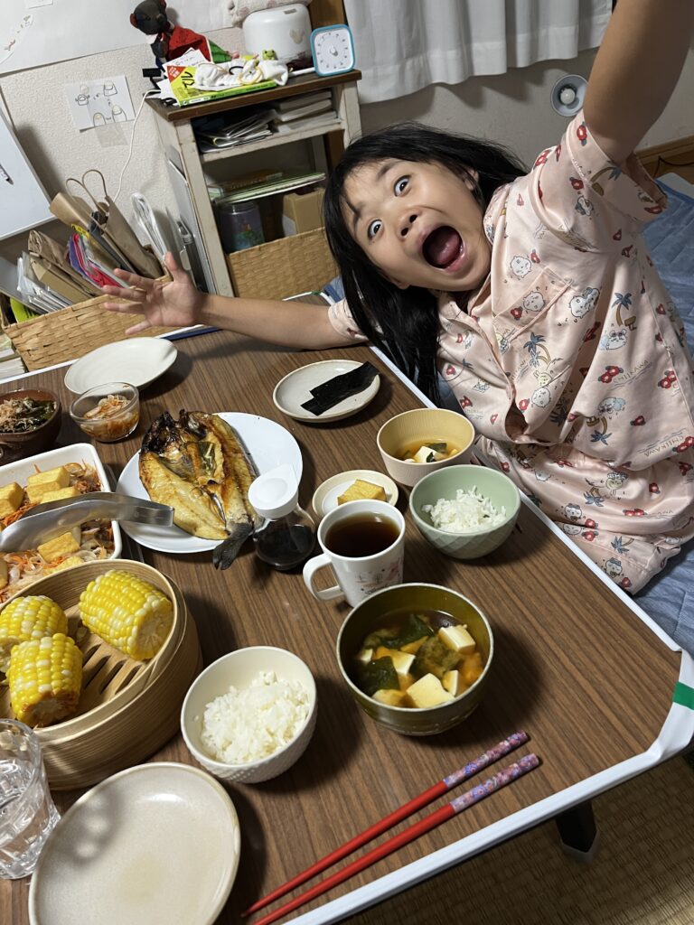 ある日の夕飯。焼いたほっけ