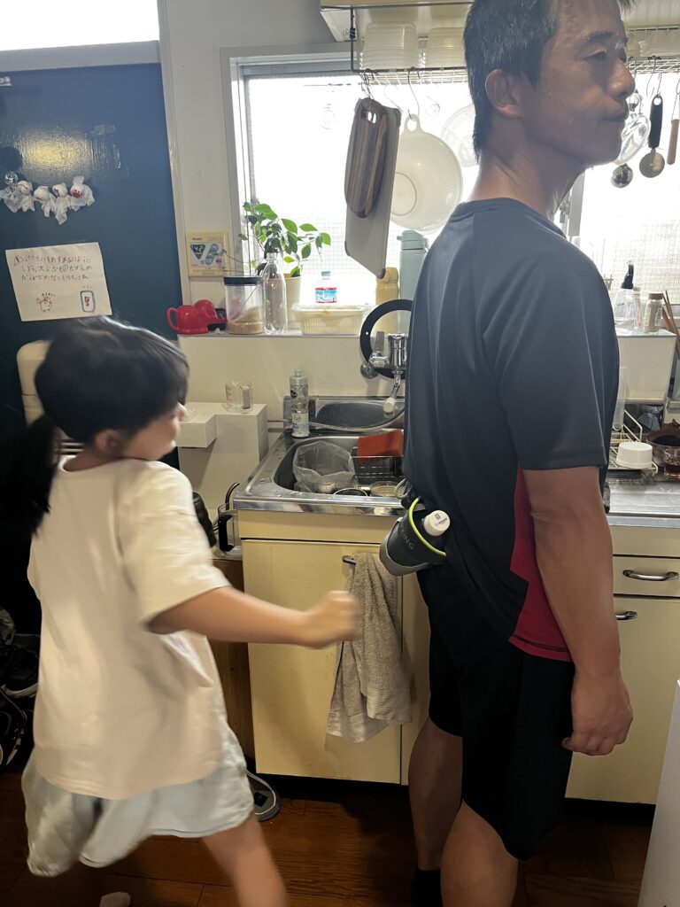 パパとあかりの朝の交流 お尻にパンチ