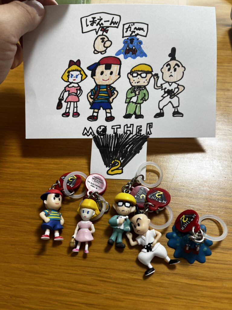 あかりが描いてくれたMOTHER2イラストとストラップ