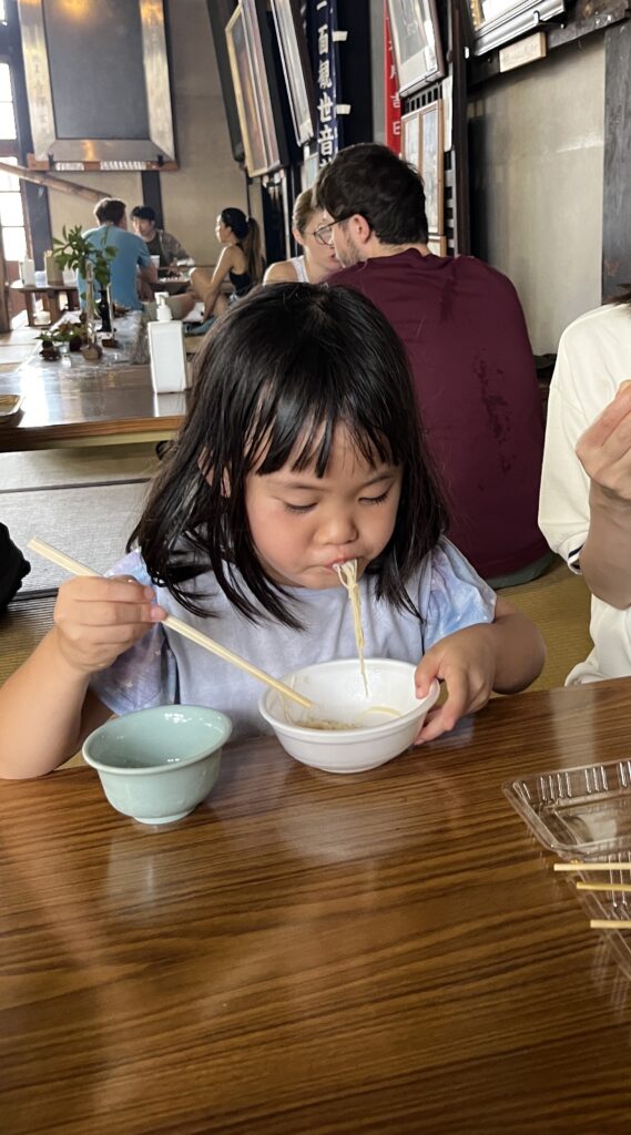 功徳日 二月堂 休憩所 そうめんを食べるあかり