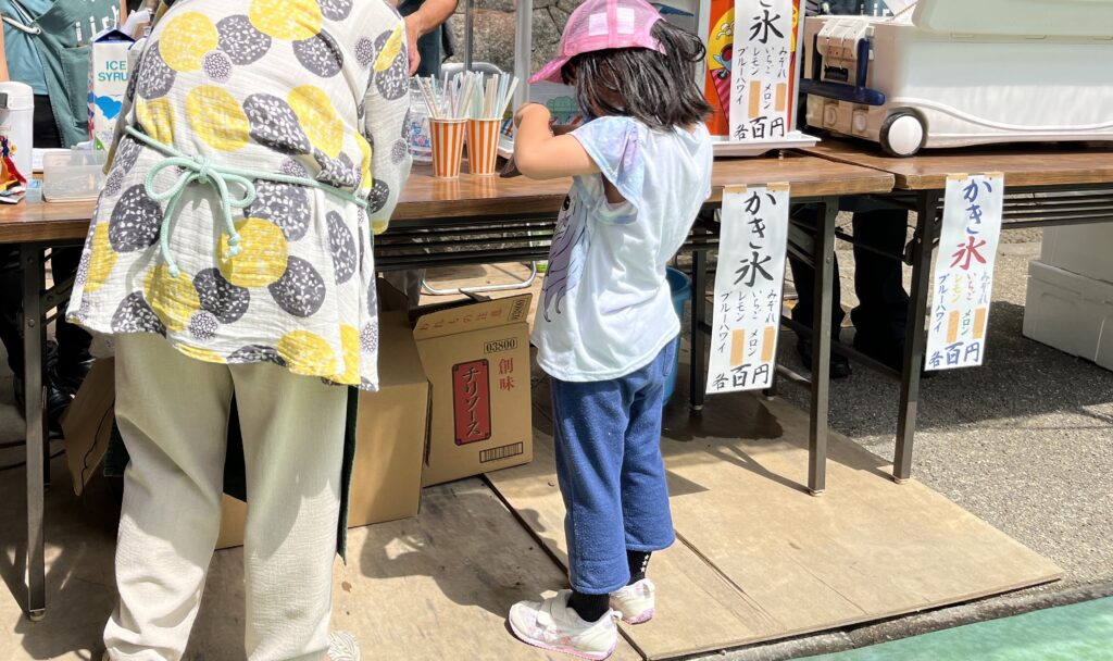 奈良 二月堂 功徳日にかき氷を買うあかり