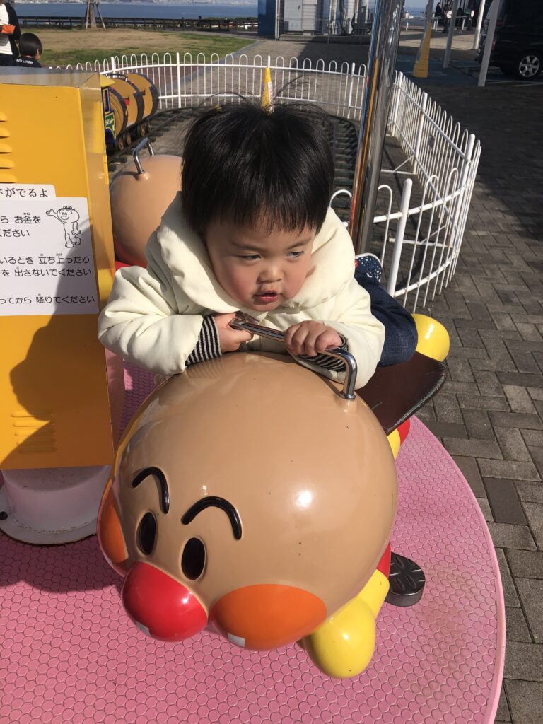 2歳 淡路SA（下り） アンパンマンの乗り物から降りたくない娘