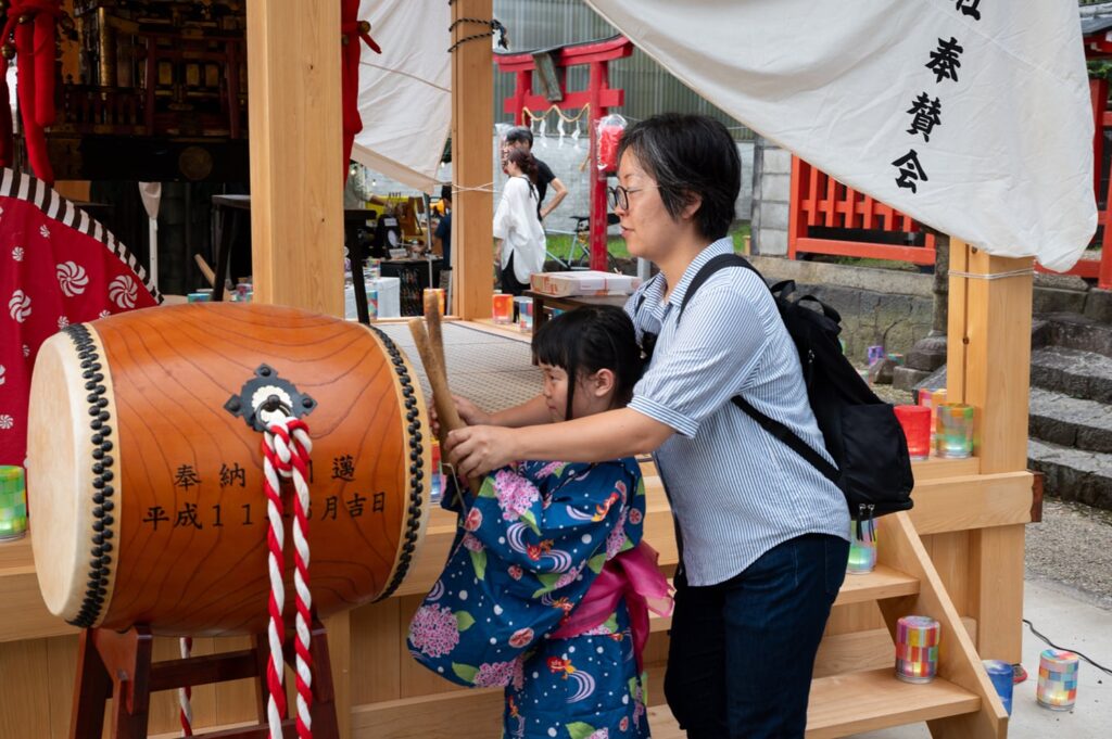 奈良きたまち 八坂神社 太鼓をたたく母と娘