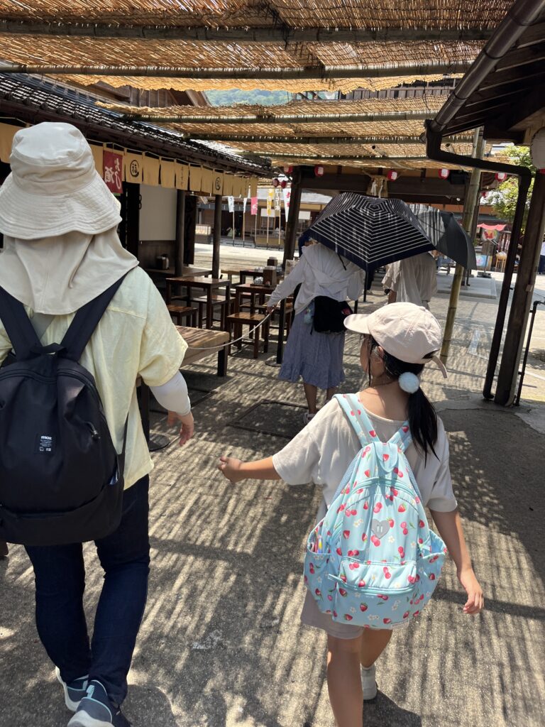 おかげ横丁を歩くナンシーとあかり