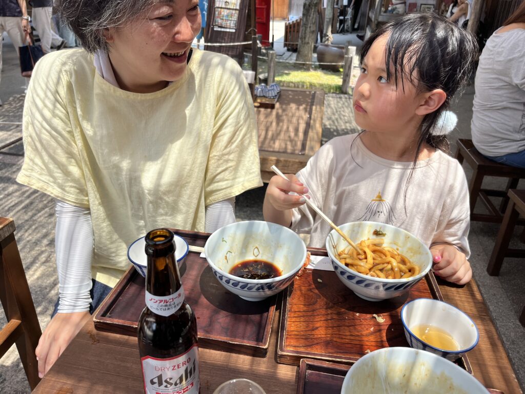 伊勢うどん ふくすけ 食事風景