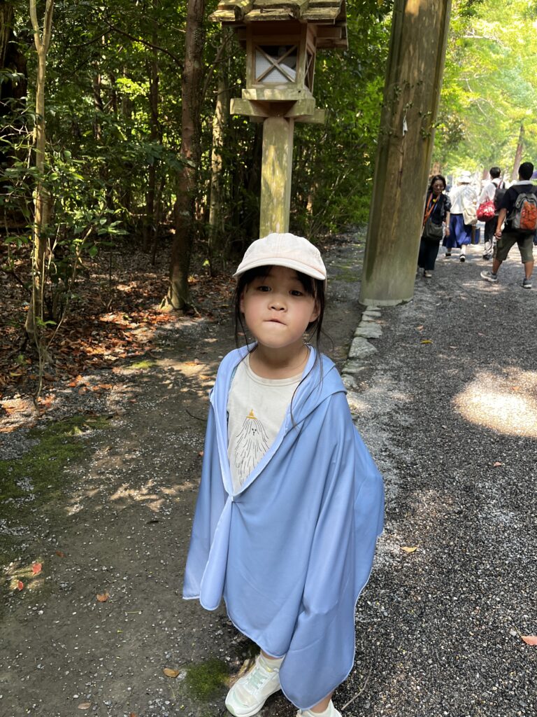 冷感ポンチョを羽織るあかり