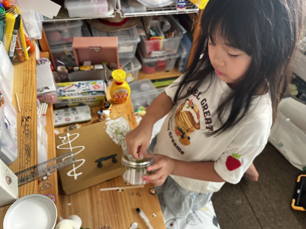 朝から工作するあかり