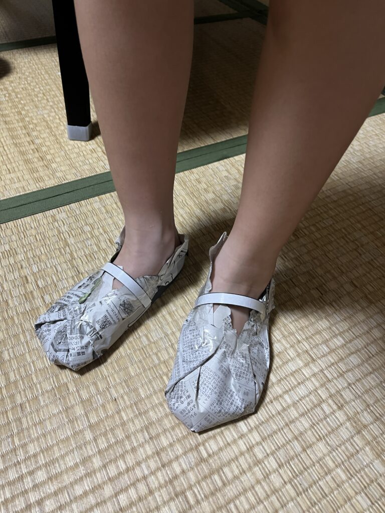 新聞紙で作った靴