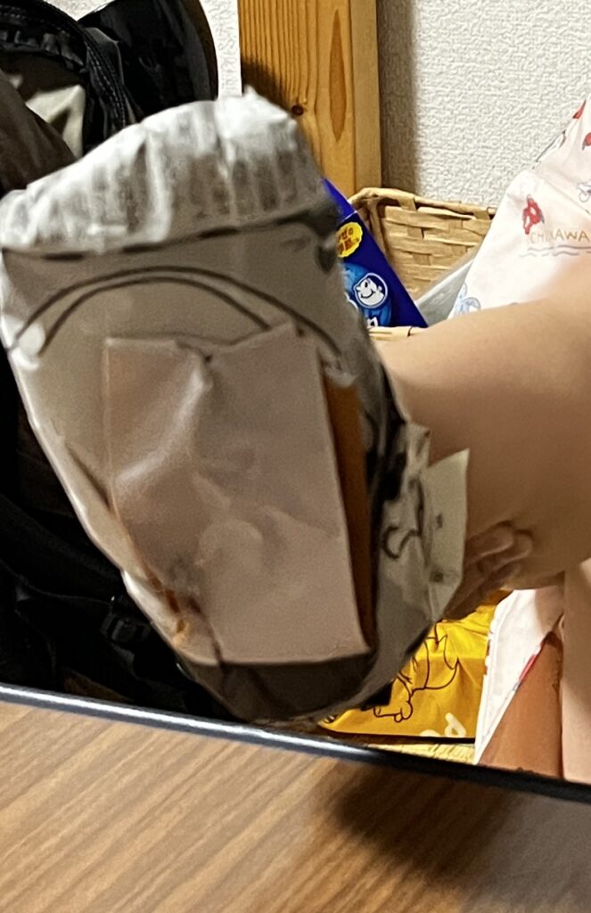 新聞紙で作った靴の裏側