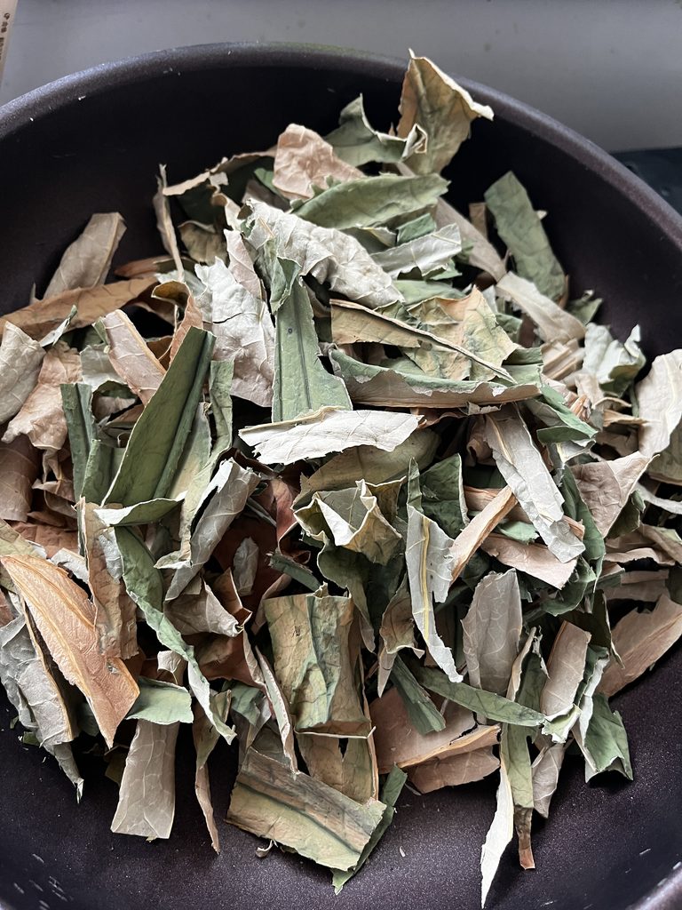 フライパンで炒った蓮の葉