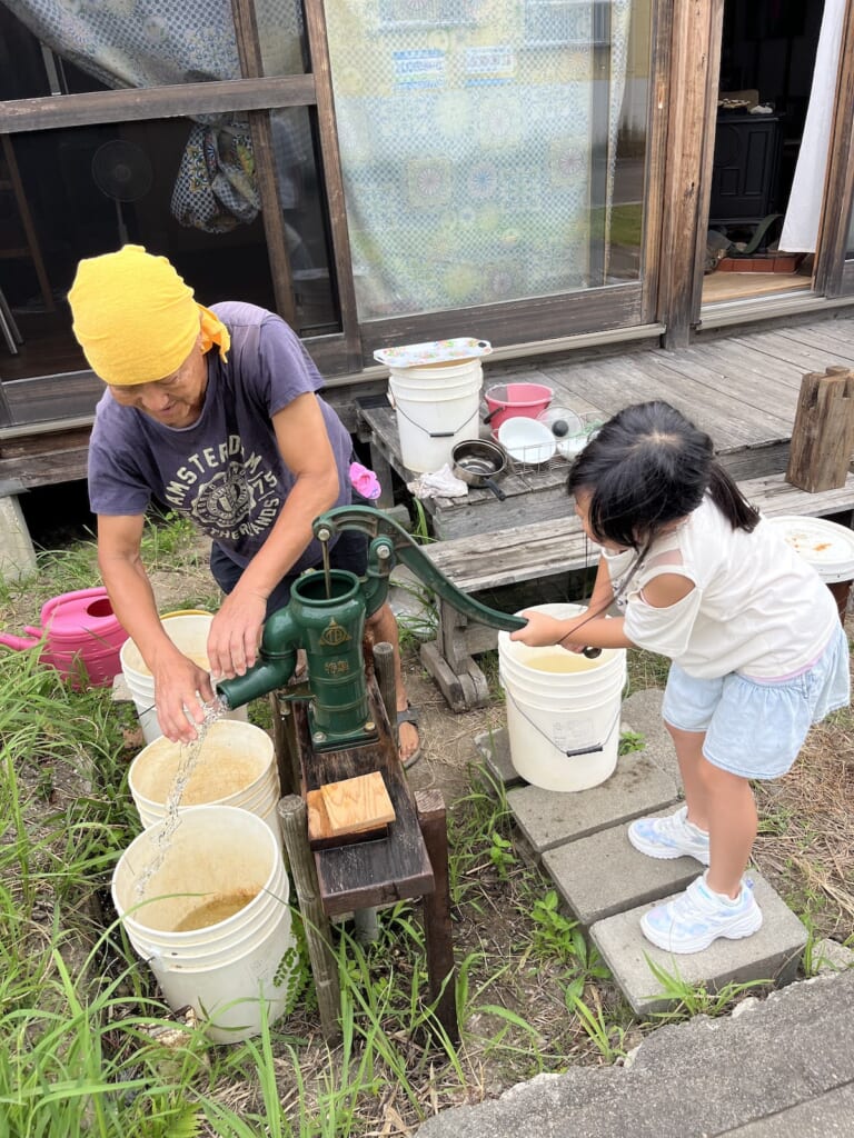 井戸水を汲む 宮崎