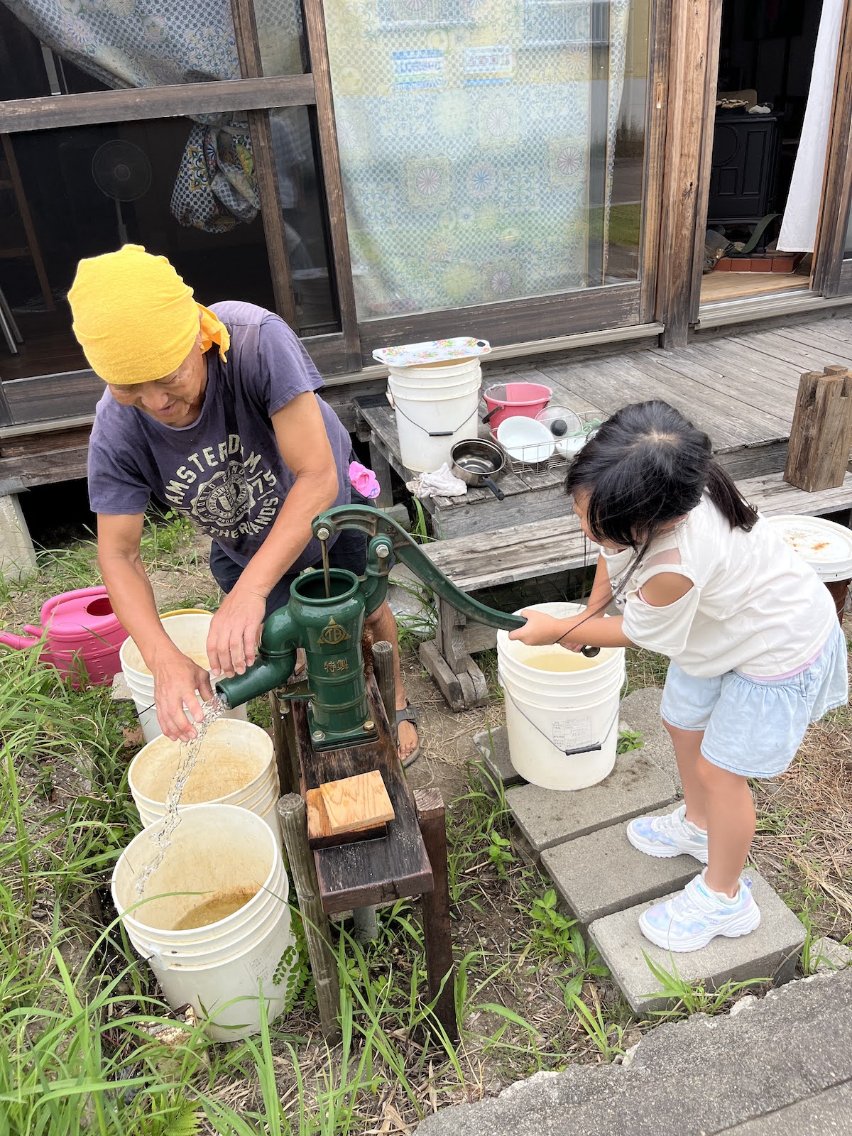 井戸水を汲む 宮崎