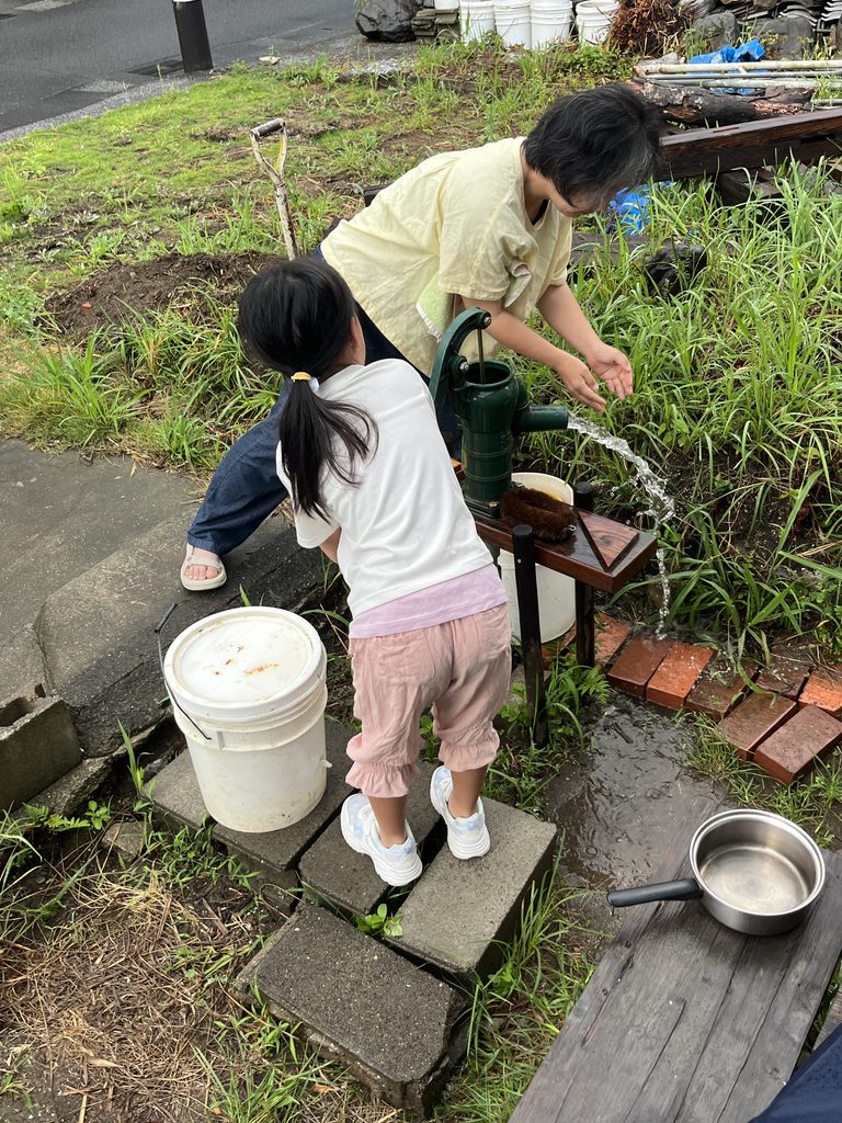 井戸水で顔を洗う