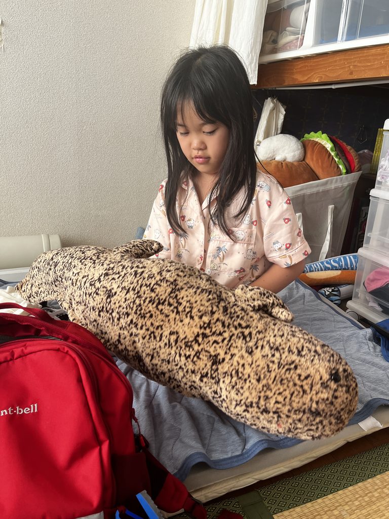 リュクから取り出したオオサンショウウオのぬいぐるみ
