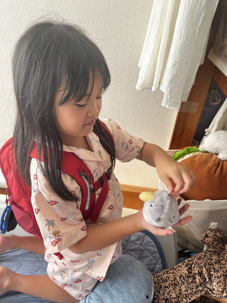 ハシビロコウのぬいぐるみと娘