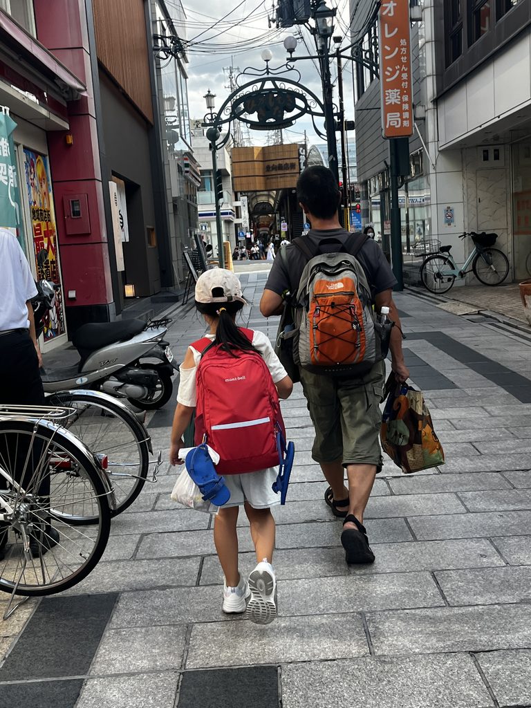 近鉄奈良駅に向かう親子