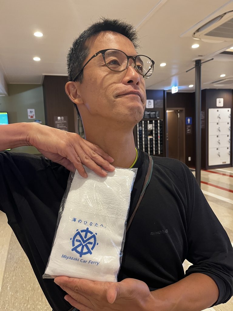 宮崎カーフェリー ロゴ入りフェイスタオルと旦那