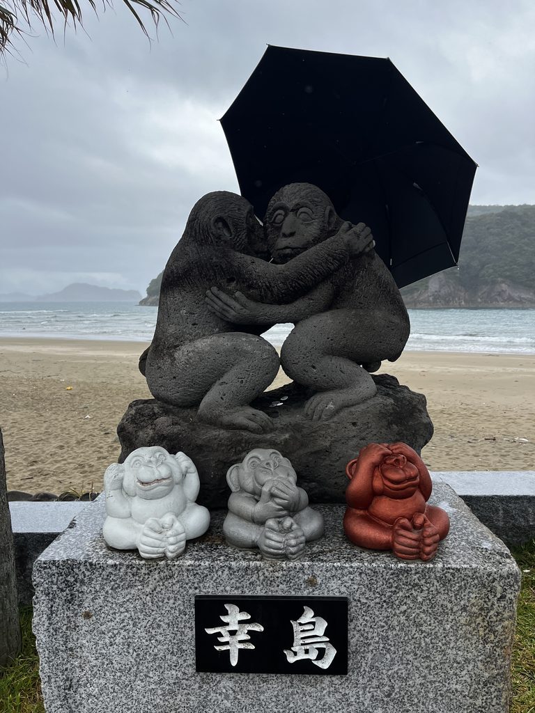 幸島 お猿のモニュメント