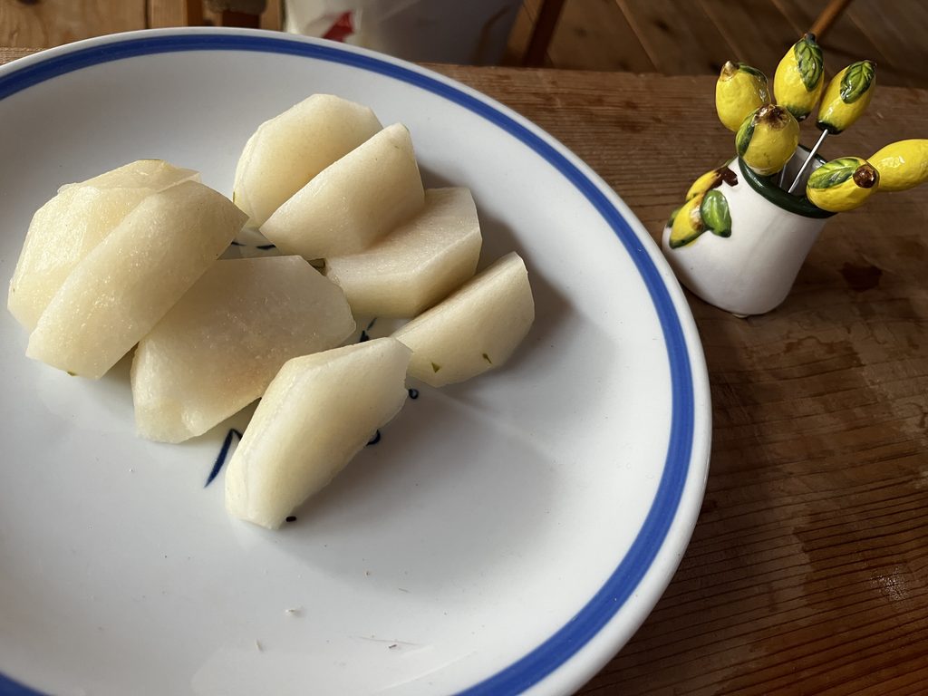 梨とイタリアのシチリアから持ち帰ったフォーク